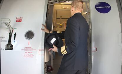 Un piloto de Iberia accede a la cabina de su avión.