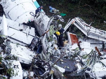 Os serviços de resgate trabalham no avião acidentado, na terça-feira.