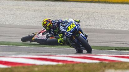 Captura de televisión del momento del incidente entre Rossi y Márquez en el circuito de Sepang.