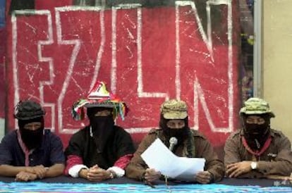 El <i>subcomandante Marcos</i> (segundo por la derecha) anuncia, el pasado lunes en una rueda de prensa, el regreso de los zapatistas a Chiapas.