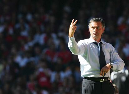 Mourinho gesticula durante un derbi londinense entre el Chelsea y el Arsenal.