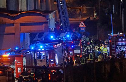 Personal de salvamento trabaja en torno al autobús de pasajeros que se estrelló en un tramo elevado en Mestre.