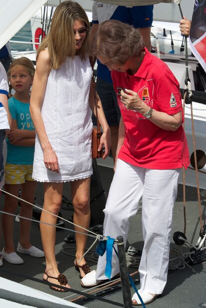 La reina Sofía y la princesa Letizia a bordo del <i>Hispano</i>. Ambas llegaron a despedir y animar al príncipe Felipe en la regata. Al final de la prueba, la familia real pasó por la cafetería del club, donde tomaron un refresco y conversaron con las niñas.