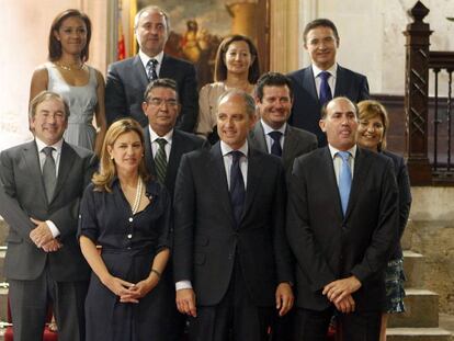 Lola Johnson, en la &uacute;ltima fila a la izquierda, en la foto de familia del &uacute;ltimo Gobierno presidido por Camps, en 2011.