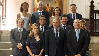 Lola Johnson, en la &uacute;ltima fila a la izquierda, en la foto de familia del &uacute;ltimo Gobierno presidido por Camps, en 2011.