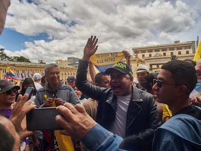 Miguel Polo Polo, congresista de derecha es recibido con aplausos por parte de los manifestantes, en Bogotá, el 26 de septiembrede 2022.