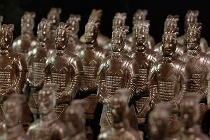 Réplicas de chocolate de los soldados de terracota (un ejército de más de 7.000 figuras con las que fue enterrado el emperador Qin Shi Huang en el 209 a.C) son exhibidas en la exposición mundial de chocolate que se celebra estos días en Shangai, China.