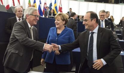 Jean-Claude Juncker (izda), saluda a Merkel y Hollande en el pleno del Parlamento Europeo en Estrasburgo (Francia), el 7 de octubre del 2015.