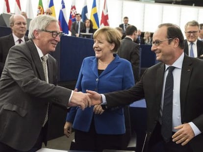 Jean-Claude Juncker (esq), saúda Merkel e Hollande no plenário do Parlamento Europeu em Estrasburgo (França) em 7 de outubro de 2015.