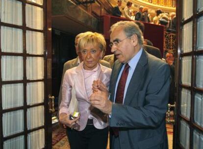 María Teresa Fernández de la Vega y Alfonso Guerra, en el Congreso.