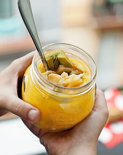 <p>Las cremas que no contienen patata se congelan y conservan mejor. La receta puede incluir queso, huevo duro o daditos de jamón o pechuga cocida, para aportar contundencia. Y los clásicos tarros de conservas permiten almacenarlas mejor.</p><p><b>Crema de calabaza, alcachofa y parmesano</b></p><p><i>Ingredientes</i></p><p> Para 6 personas: 800 gramos de calabaza sin piel, 1 cebolla, 1 boniato mediano (300 gramos), 1 puerro, 3 zanahorias, 8 alcachofas, 1 aguacate, 40 gramos de mantequilla, aceite de oliva, 1/2 cucharadita de semillas de hinojo, ½ cucharadita de pimentón, 40 gramos de frutos secos (almendras, avellanas, anacardos o nueces), 120 gramos de parmesano en lascas, sal, pimienta, 750 mililitros de caldo de verduras, pollo o carne.</p><p><i> Preparación</i></p><p> 1. Pelar y picar la cebolla y el puerro, y dorarlos en una olla con la mantequilla y un chorrito de aceite para que no se queme. 2. Cuando estén, añadir las zanahorias peladas en rodajas gruesas y la calabaza y el boniato pelados y troceados, y dar vueltas durante 3 o 4 minutos más. 3. En un mortero, majar las semillas con los frutos secos y el pimentón, añadir a la olla y remover. 4. Añadir el caldo y las alcachofas enteras (aunque previamente se deben retirar las hojas más duras). 5. Hervir 10 minutos hasta que las verduras estén tiernas, retirar 4 alcachofas enteras, añadir el aguacate y procesar hasta conseguir una textura fina. 6. Cuartear las alcachofas reservadas y repartirlas en cada ración, terminando con el parmesano y pimienta recién molida. Calentar en el momento de tomar.</p>