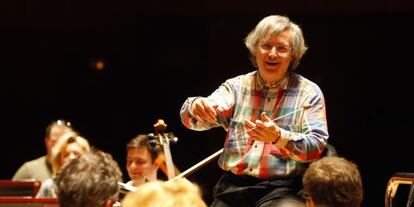 El director Georges Tchitchinadze, en el ensayo de Sinfonía Varsovia en el Euskalduna.