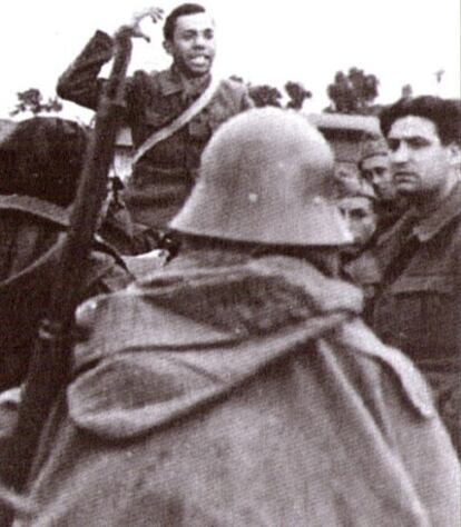 Miguel Hernández arengando a milicianos en el frente durante la Guerra Civil.