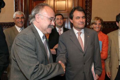 Josep Lluís Carod (izquierda) y Artur Mas se saludan antes de comenzar la reunión.