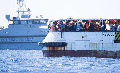 Varios de los inmigrantes a bordo del 'Open Arms', este viernes en la cubierta del barco.