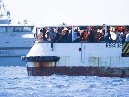 Varios de los inmigrantes a bordo del 'Open Arms', este viernes en la cubierta del barco.