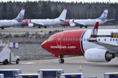 Un Boeing 737-800 de la aerolínea noruega de bajo coste Norwegian en el aeropuerto de Arlanda de Estocolmo, Suecia.