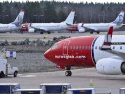 Un Boeing 737-800 de la aerolínea noruega de bajo coste Norwegian en el aeropuerto de Arlanda de Estocolmo, Suecia.