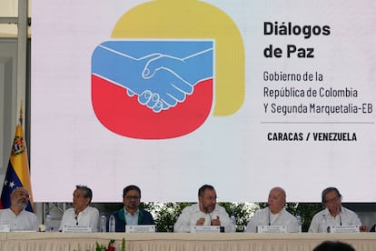 Francisco Toloza, Walter Mendoza, Iván Márquez, el canciller venezolano Yvan Gil, el asesor de la Comisión de Paz de Colombia Otty Patiño y el representante del gobierno colombiano Armando Novoa, en la reunión de este 24 de junio. 
