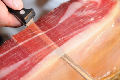 Corte a cuchillo del jamón ibérico.