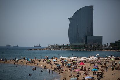 La playa de la Barceloneta, de fondo, el hotel W.