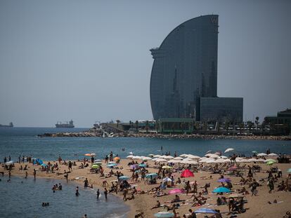 La playa de la Barceloneta, de fondo, el hotel W.