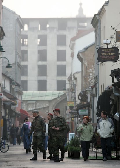 Militares del Ejército alemán, miembros de EUFOR, en una calle de Bascarsija, antiguo barrio turco de Sarajevo.