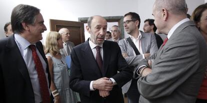 Rubalcaba, a la salida de la reunión de los parlamentarios del PSOE.