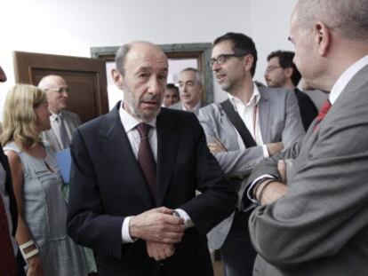 Rubalcaba, a la salida de la reuni&oacute;n de los parlamentarios del PSOE.