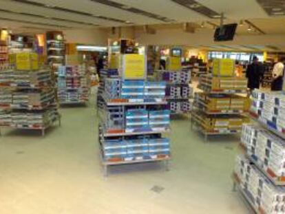 Cartones de tabaco en una de las tiendas del aeropuerto de Barajas. EFE/Archivo