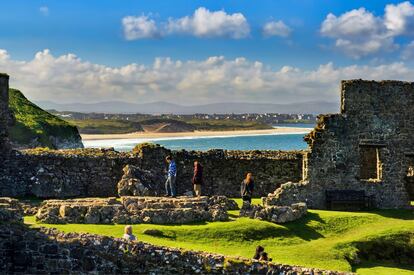 Visitantes recorren el castillo de Dunluce, en el condado de Antrim.