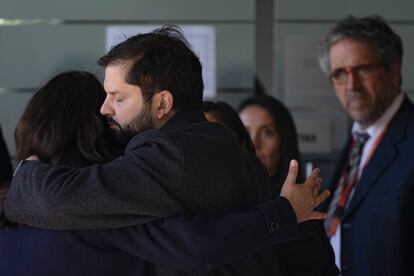 El presidente de Chile, Gabriel Boric, abraza a una partidaria después de que la derecha haya ganado el referéndum para la nueva asamblea constituyente.