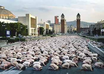 Los nudistas posaron ayer para Tunick ante las dos torres venecianas de Montjuïc.