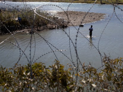 Un migrante cruzando el Río Grande en la zona de Shelby Park, Texas, el 12 de enero 2024.