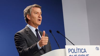 El líder del PP, Alberto Núñez Feijóo, durante una rueda de prensa celebrada este jueves en la sede del partido de la calle Génova en Madrid.
