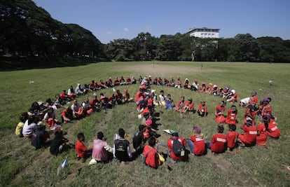 Niños de las poblaciones indígenas de Filipinas, conocidos como 'Lumads' participan en una actividad cultural en la Universidad de las Filipidas, en Ciudad Quezón, al norte de Manila.