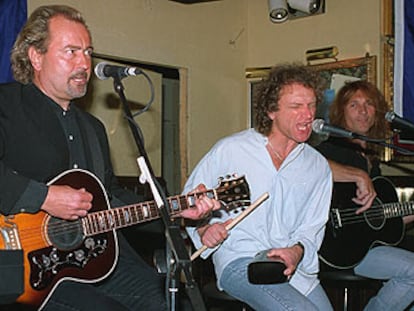 De izquerda a derecha, Mick Jones, Lou Gramm y Bruce Turgon, en el Hard Cafe de Nueva York en 1966.