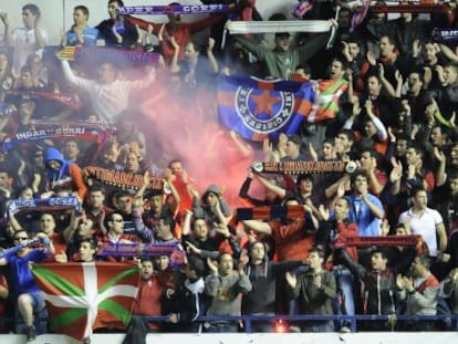 Una bengala en la grada del Reyno de Navarra, en un momento del partido.