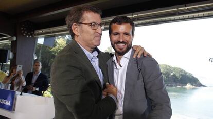 Pablo Casado (r) with Galician premier Alberto Núñez Feijóo on Sunday.