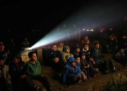 Niños y niñas miran una película de dibujos animados en el campamento de refugiados de Idomeni. SOMOS MIGRANTES ya ha recorrido más de 20 ciudades en España y ha sido visitada por más de 52.000 personas. Se podrá visitar hasta el 8 de enero de 2017 en CaixaForum Madrid.