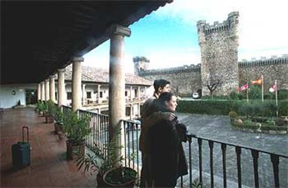 Los paradores de Oropesa (en la fotografía), en la provincia de Toledo, y de Baiona, en Pontevedra, ofrecen este mes de enero estancias de dos noches al precio de una, 94,24 euros en ambos casos.