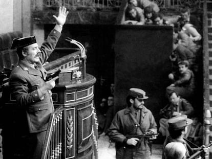 Tejero exige silencio a los congresistas, el 23-F.