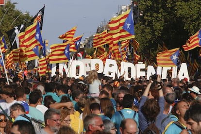 Manifestantes forman la palabra "Independencia" durante la Diada en Barcelona.