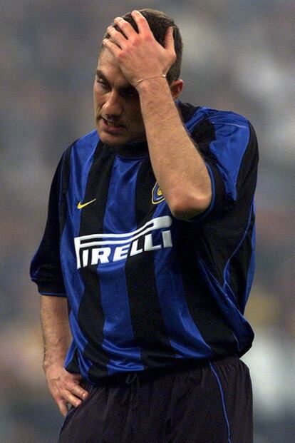 Vieri, durante un partido con el Inter.