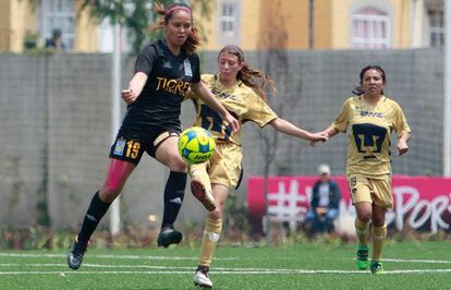 Blanca Solís (i) de Tigres durante un juego contra Pumas