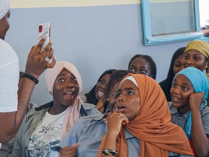 Un grupo de jóvenes de colegio durante una charla sobre ciberacoso en Senegal.