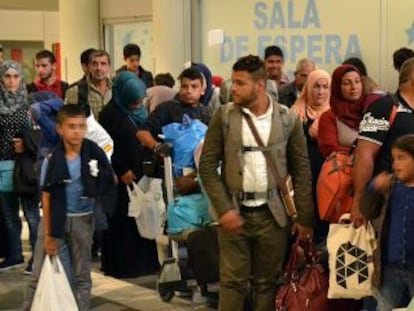Refugiados hacen cola para comprar un billete para el norte Europa en la estación de autobuses de Méndez Álvaro en Madrid.