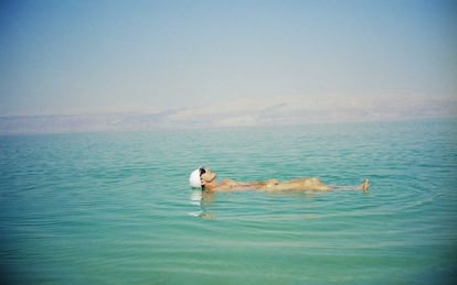 Un bañista flotando en el Mar Muerto, cuyas aguas presentan altas concentraciones de sal, bromo, magnesio y yodo.