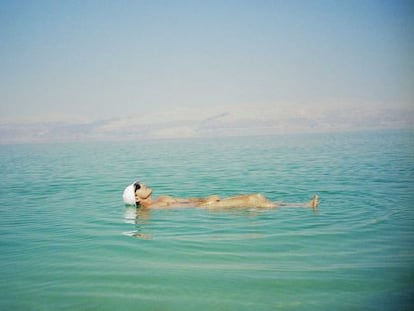 Un bañista flotando en el Mar Muerto, cuyas aguas presentan altas concentraciones de sal, bromo, magnesio y yodo.