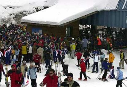 Llegada del telesilla del Bosque, en Baqueira-Beret, abarrotado de esquiadores.